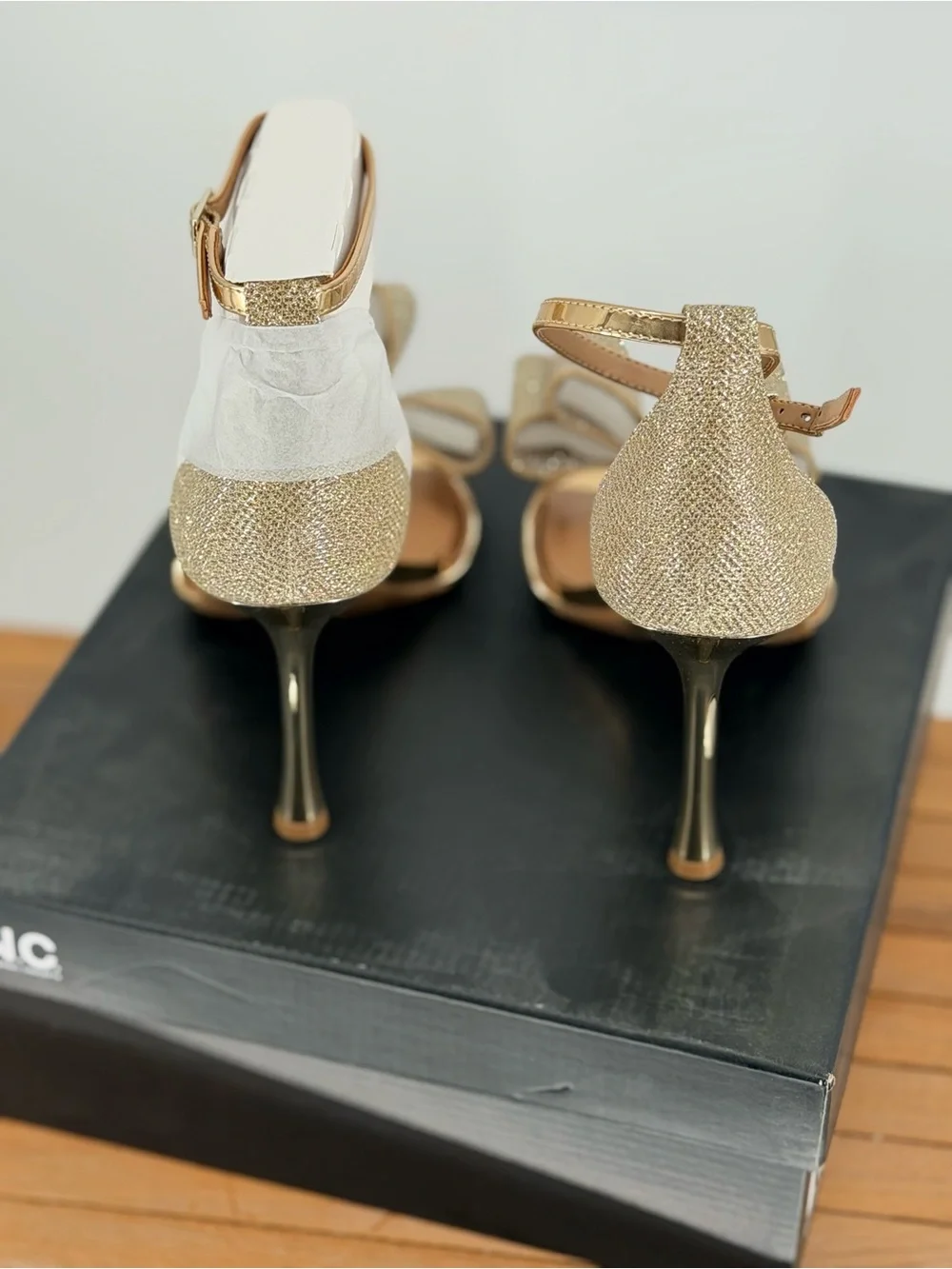 New Women’s INC NAASIRAF Gold Bow-Accent Heeled Sandals size 9.5M